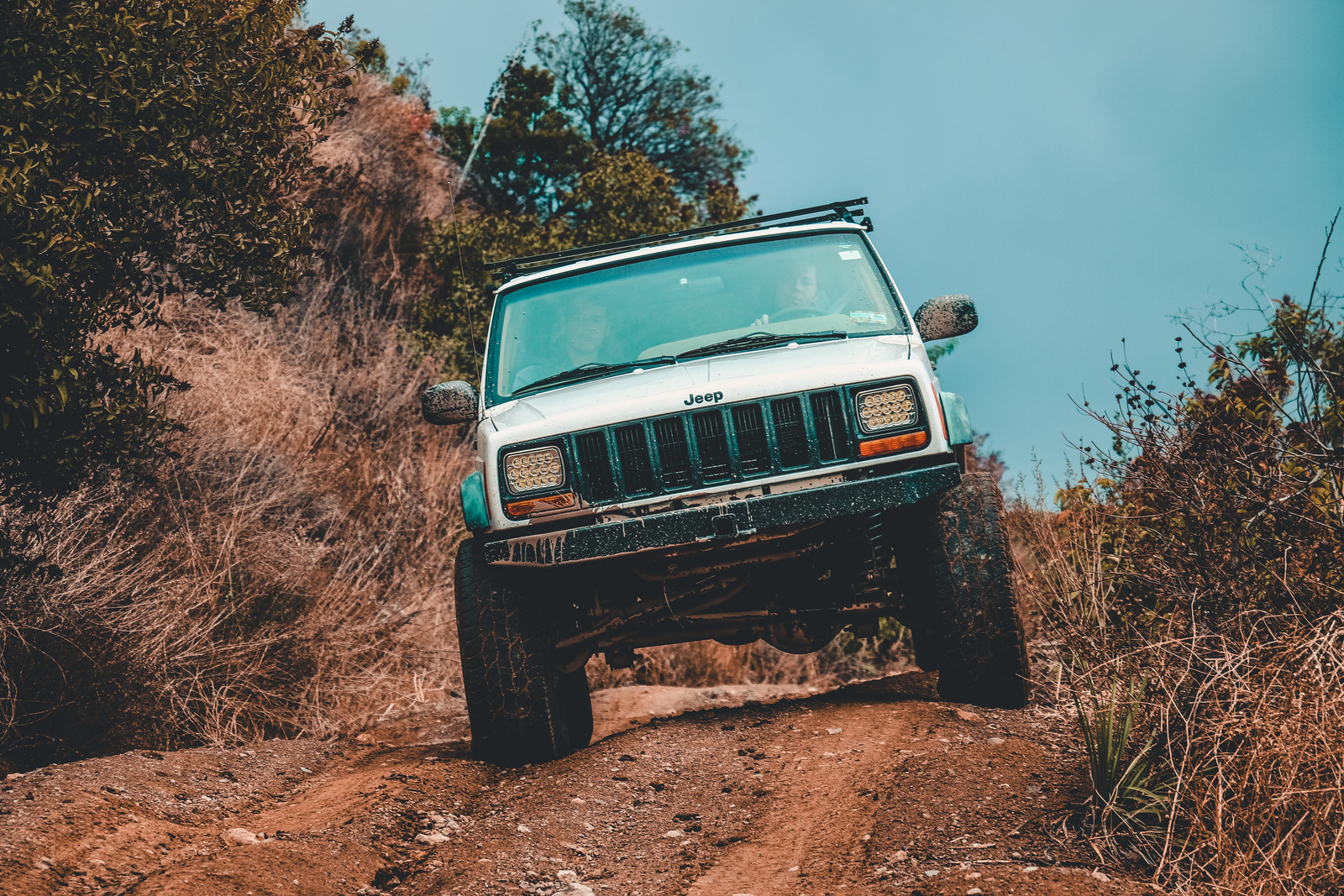 canva-white-jeep-suv-cruising-down-the-road-MADGydRww3w